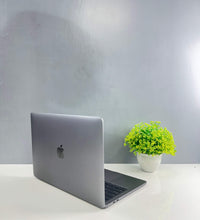 Apple MacBook Pro 2251 
