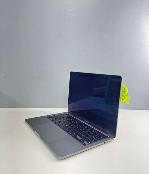 Apple MacBook Pro 2251 
