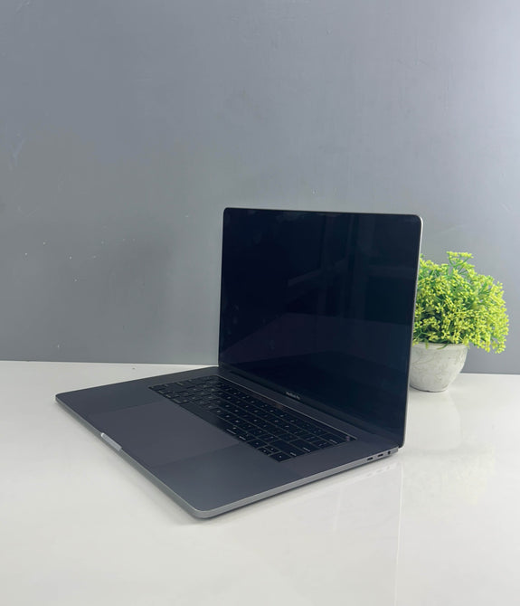 Apple Macbook Pro A1990 Core i7 (2018)4 GB AMD Radeon Graphics)(15.4 Inch,Space Grey)(Refurbished)